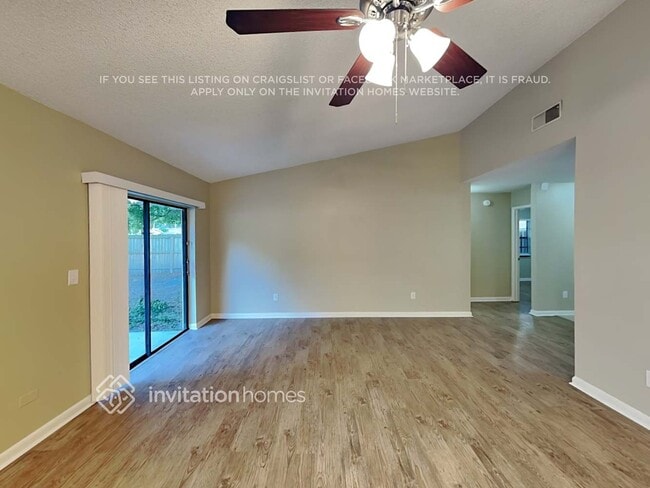 Building Photo - 11301 Hollyglen Dr