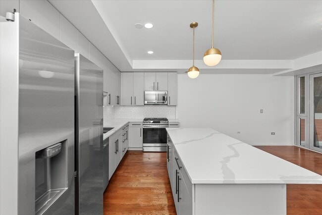 Building Photo - 744 W Fullerton Ave