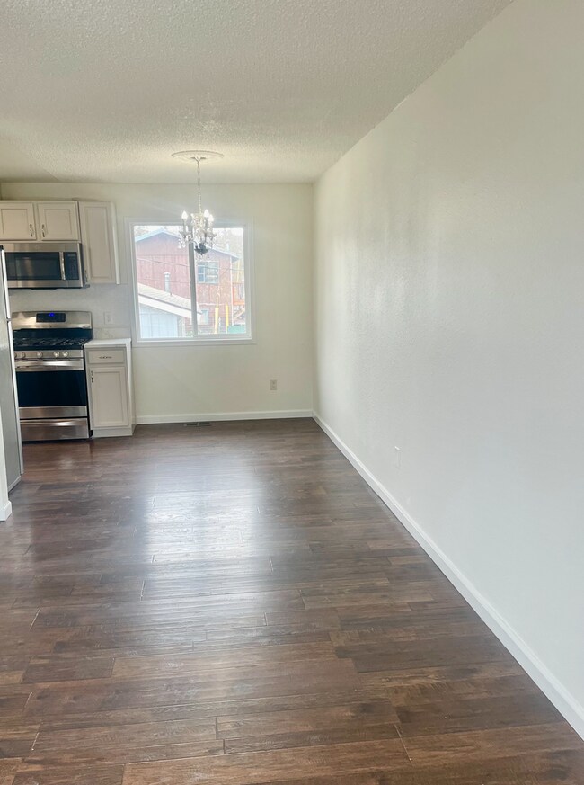 Foto del edificio - 4 bedroom single family home in Palmer!  New kitchen and fresh paint throughout. Available July 1!