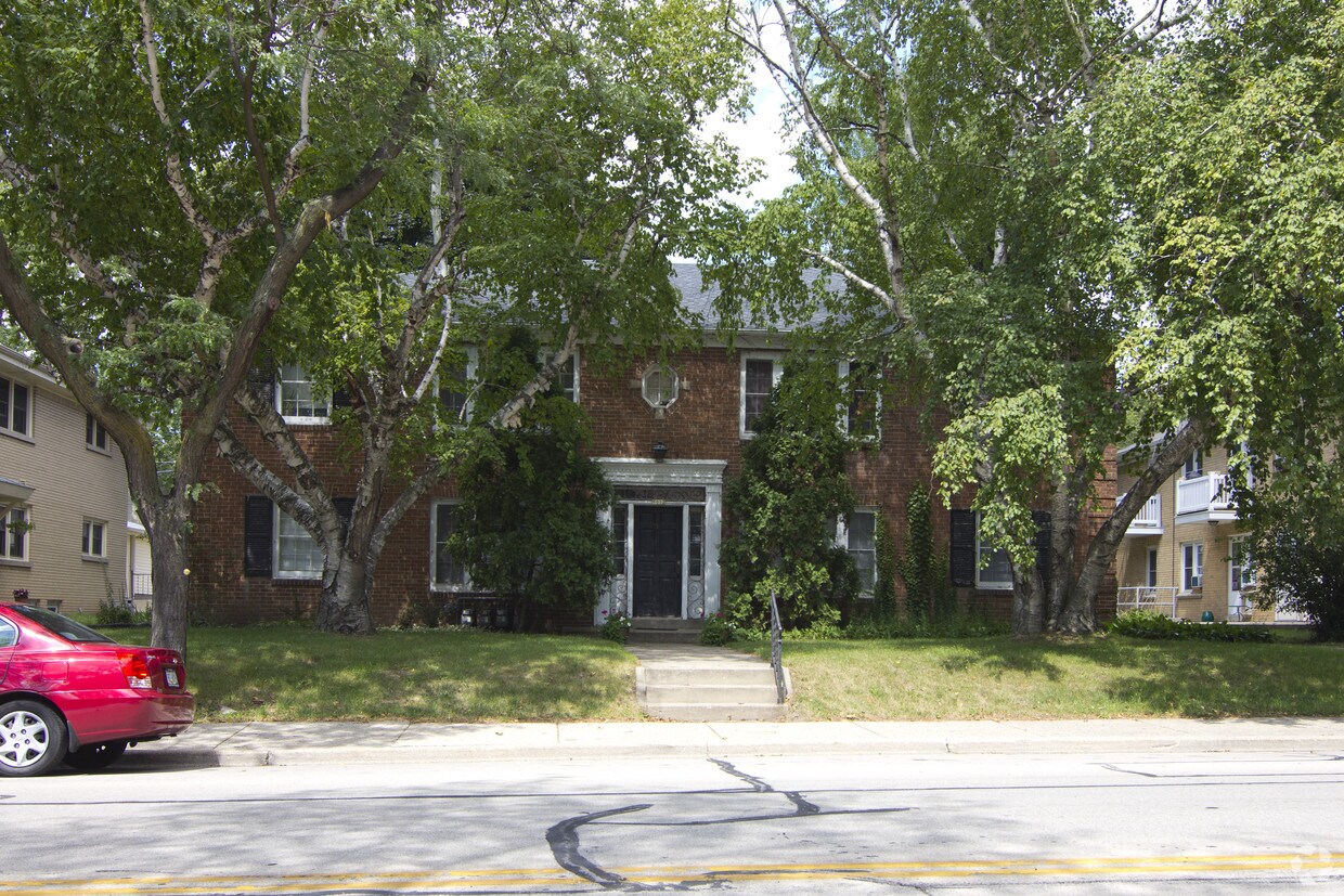 8012 West North Ave, Wauwatosa, WI 53213 Apartments in Wauwatosa, WI