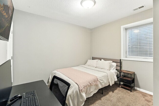 Foto del edificio - 2424 Lyndale Ave S