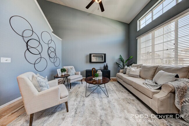 Foto del edificio - 3 bed/4 bath Modern Townhome with Large Yard