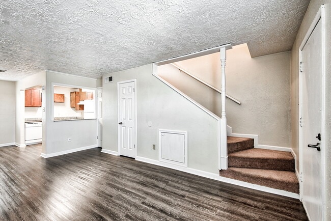 Building Photo - Villas at Emerald Park