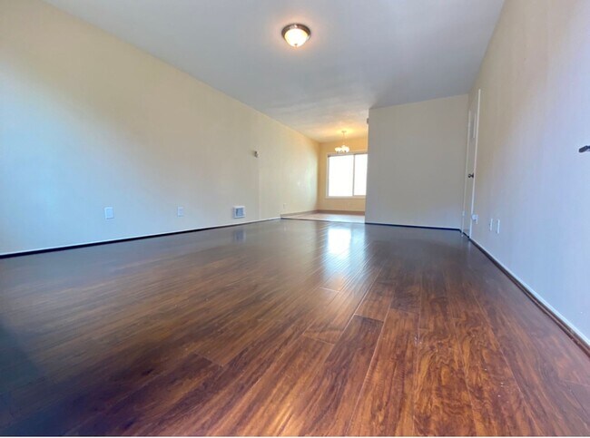 Foto del edificio - Montavilla Upstairs Townhouse~ Off Street Parking~ 89 Walk Score~ 99 Bike Score~ Pets Welcome!