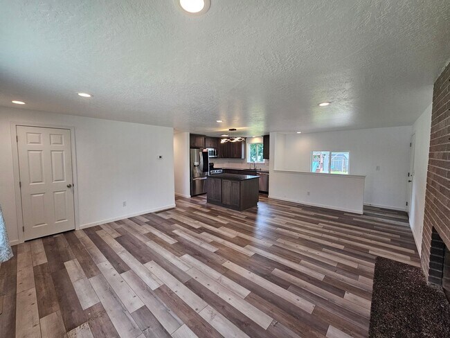 Building Photo - Beautifully Remodeled Home in the Valley