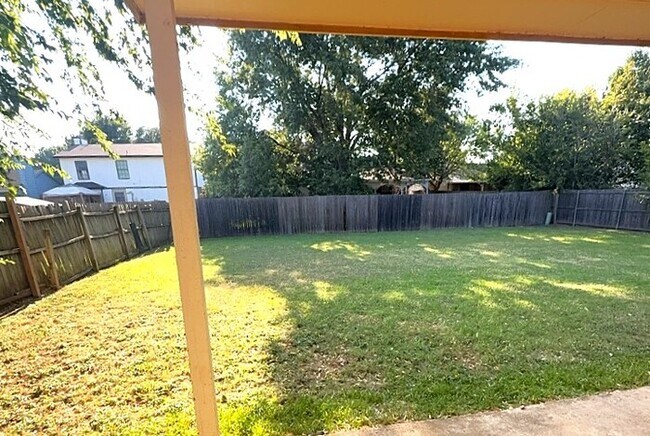 Foto del edificio - Established 3 bedroom 2 bath retreat, offering space, comfort, and easy Fort Worth living