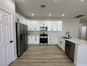 Building Photo - 10004 Bonterra Ave