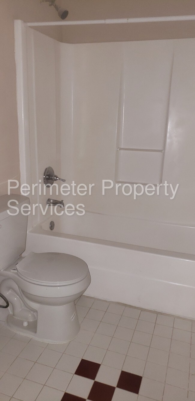 Building Photo - Newly Updated Duplex!