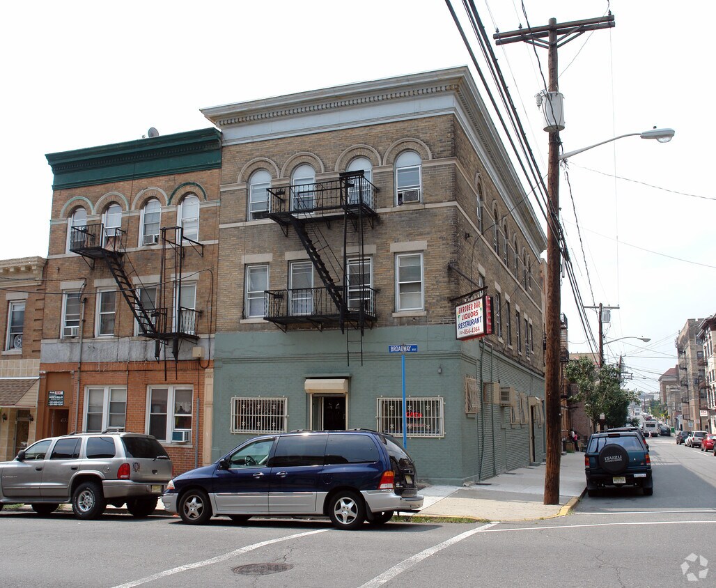 Building Photo - 207 64th St