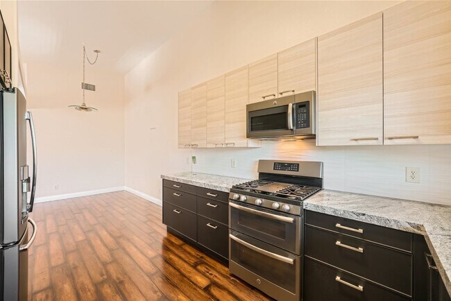 Foto del edificio - Elegant 2-Bedroom Condo in Gated Community with Pool and Spa