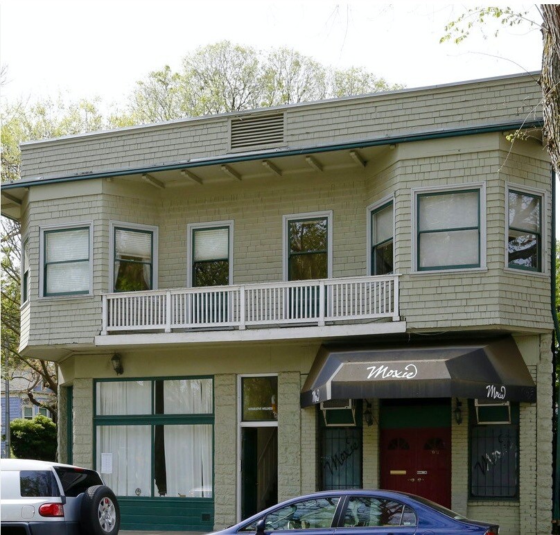 Upper right unit above Moxie's Restaurant - 2028 H St