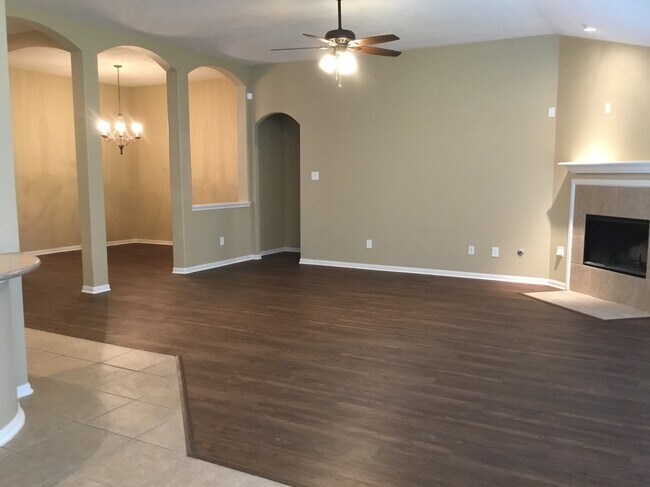 Foto del edificio - 7612 Misty Lake Ln