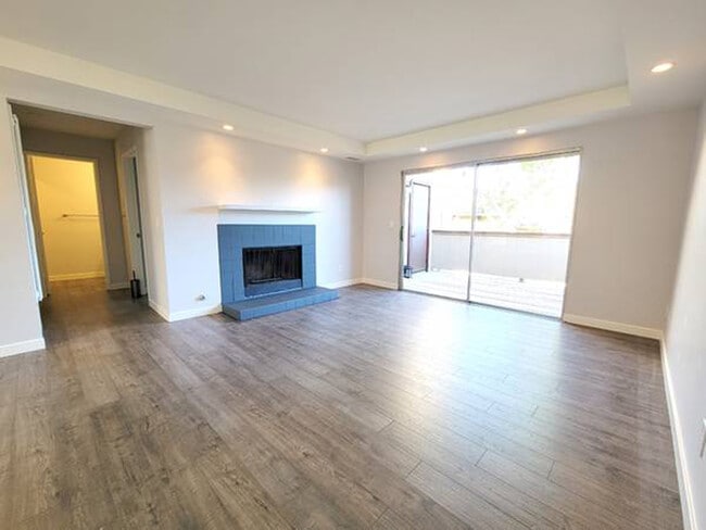 Amplia sala familiar con chimenea. - 6530 College Grove Dr