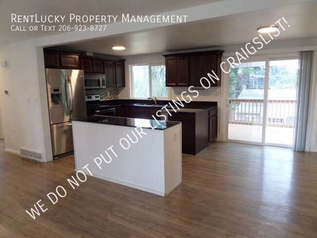 Building Photo - Updated and HUGE 5 Bedroom Federal Way Hom...