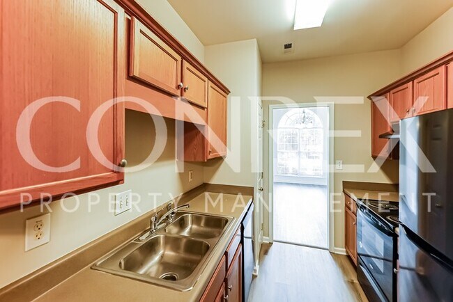 Building Photo - 3 Bedroom Brick Classic -- One Month of Fr...