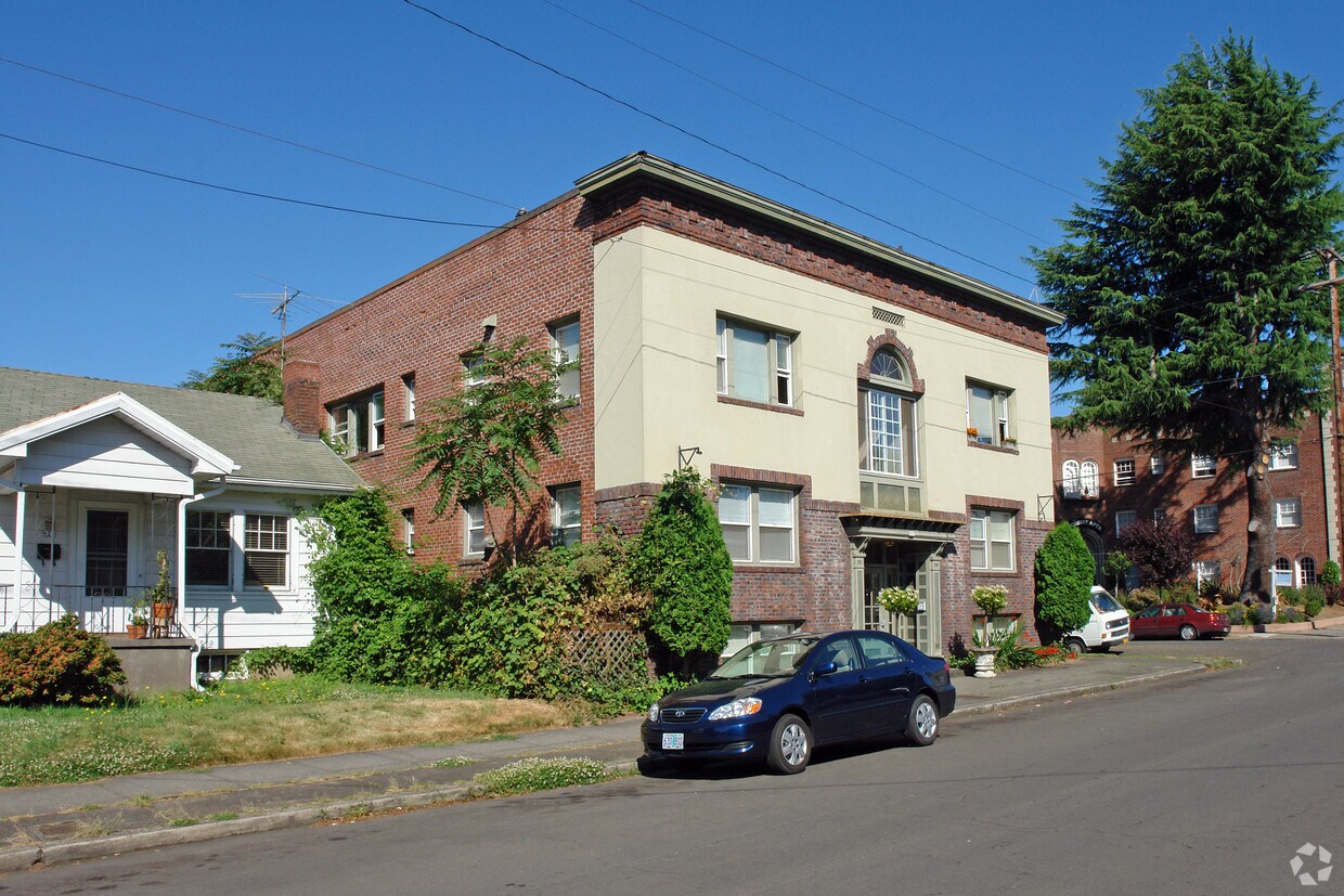 Foto del edificio - 635 NE Randall Ave