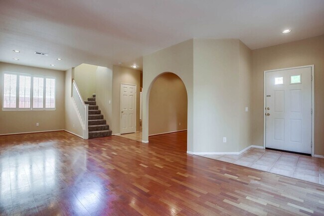 Foto del edificio - Available Now!! Spacious 4 Bedroom Plus a ...
