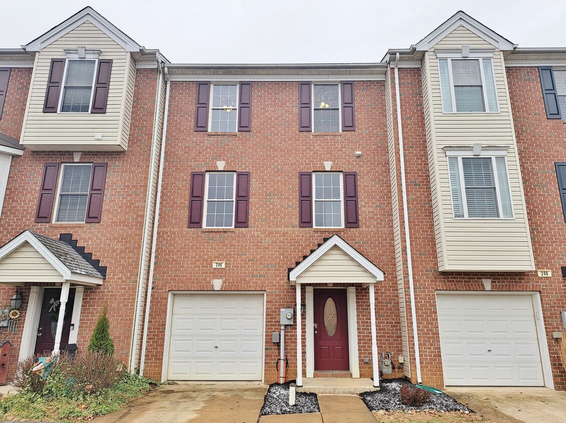 Foto principal - 3 Bed / 2-1/2 Bath Single Family Townhome ...