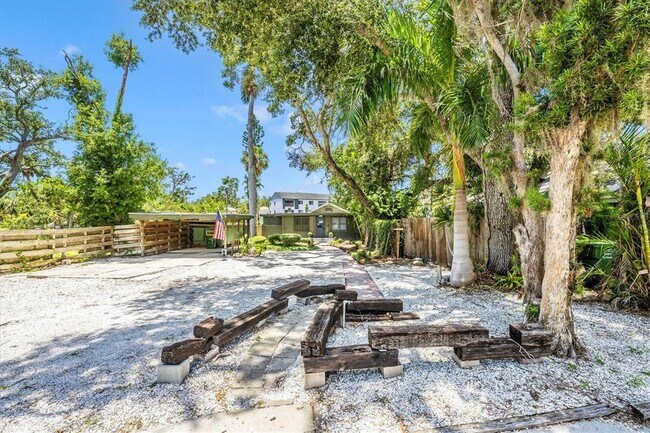 Building Photo - 2027 Panama Dr