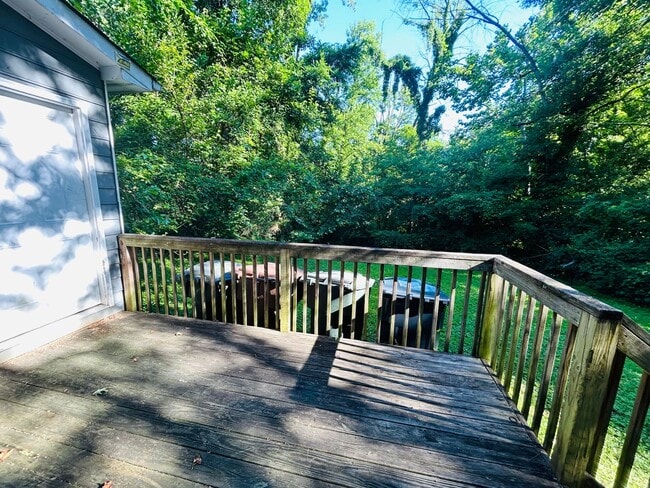 Building Photo - Lovely 3 bedroom, 2.5 bathroom 2-story hom...