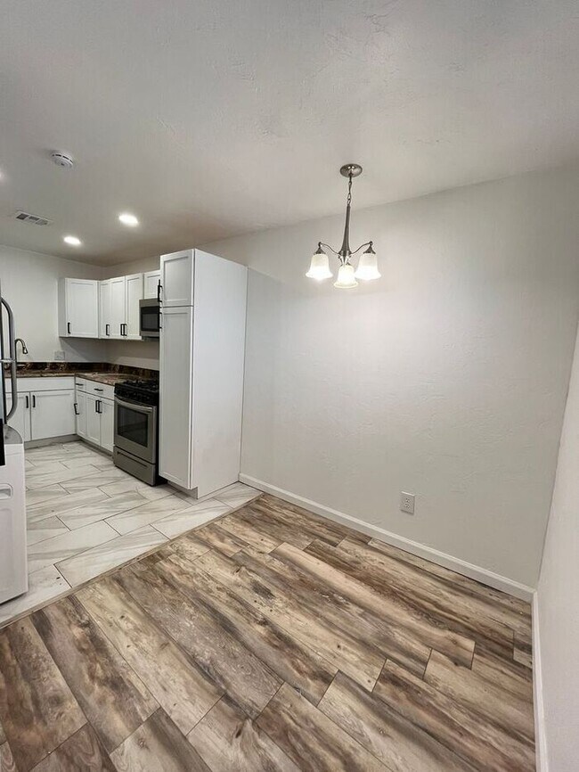 Building Photo - Large 1 Bed 1 Bath Apt in Aurora Add NW OKC
