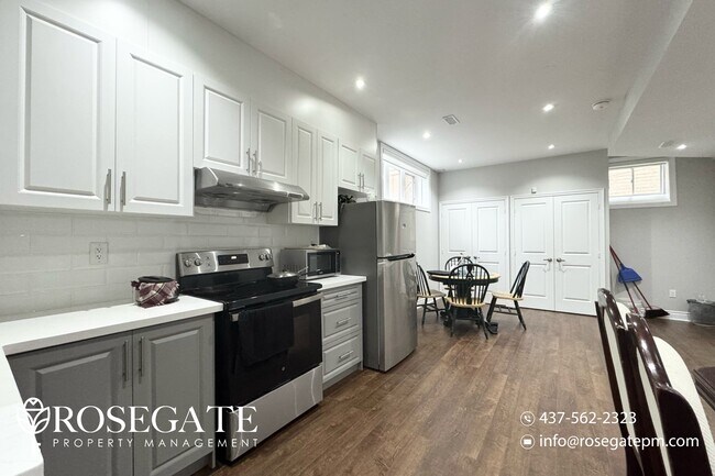 Building Photo - Renovated 2-Bedroom Suite | 900 Sq Ft | Fa...