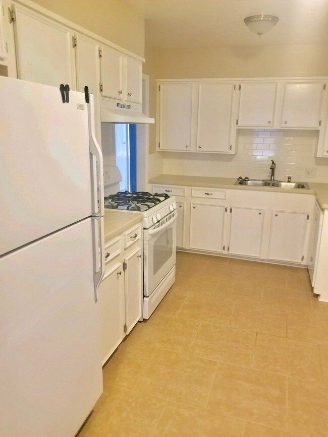 Building Photo - 8948 Hilton Dr