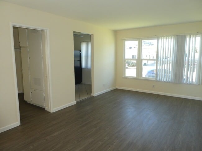 Building Photo - 6222 Hazeltine Ave