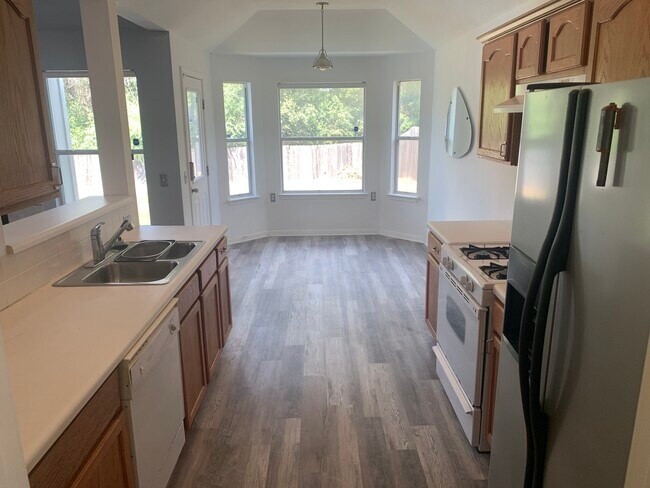 Kitchen and dining - 813 Sheraton Ave