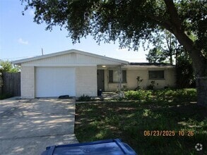 Building Photo - 3911 Redwood Dr
