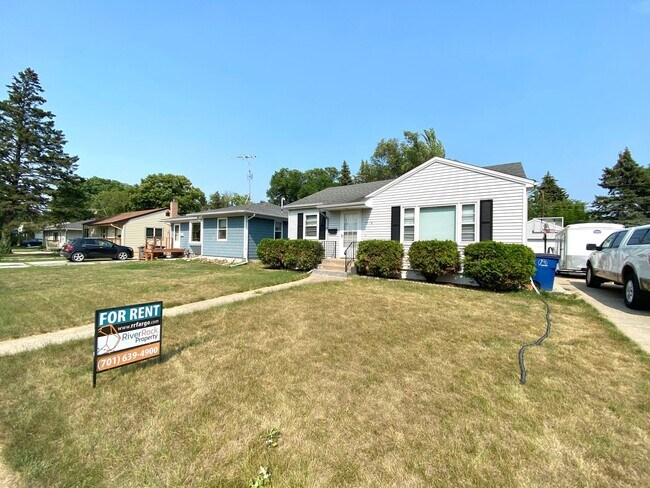 Building Photo - 3 Bedroom in South Moorhead!!