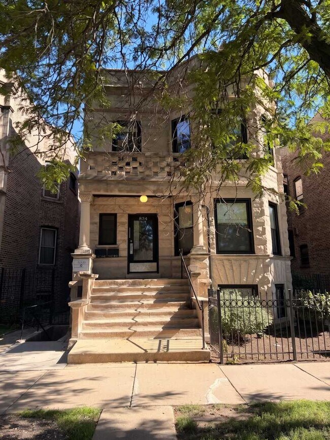 Building Photo - 834 W Waveland Ave