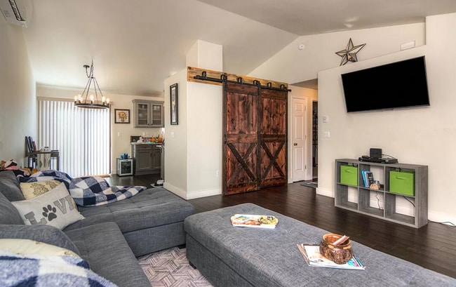 Building Photo - Fantastic 2 Bed/2 Bath with Fully Fenced B...