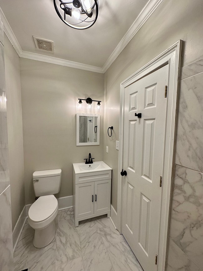 Building Photo - 983 Maple St