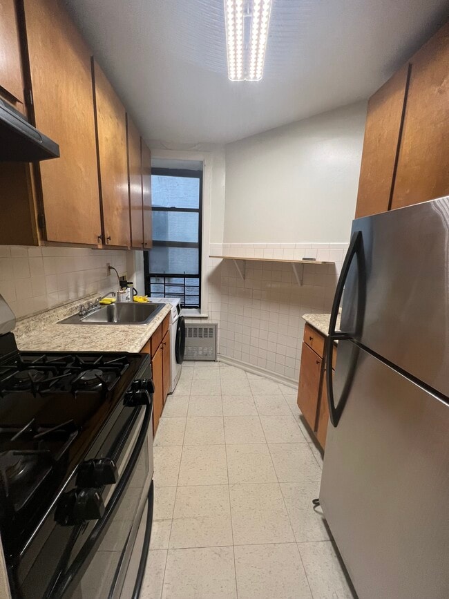Building Photo - 525 W 151st St