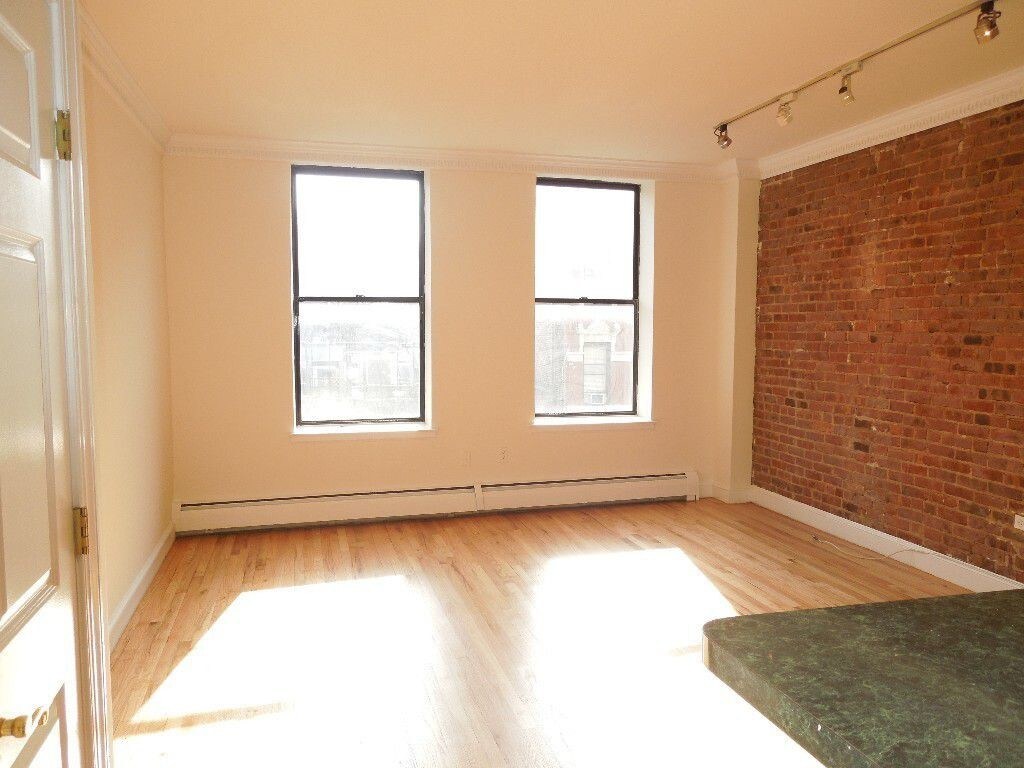 Primary Photo - 233 E 13th St