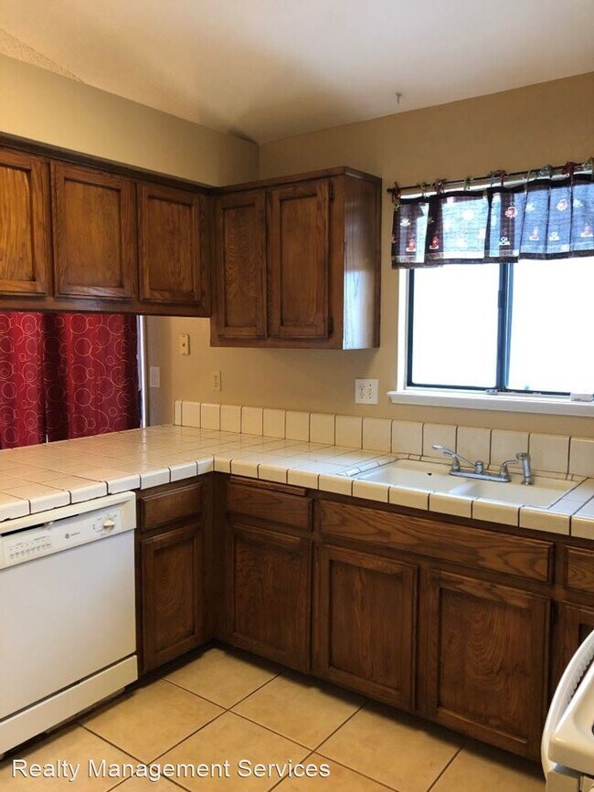 Building Photo - 3 br, 2 bath House - 8829 District Blvd.