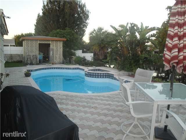 Building Photo - 3 br, 2 bath House - 1075 Sunset Strip
