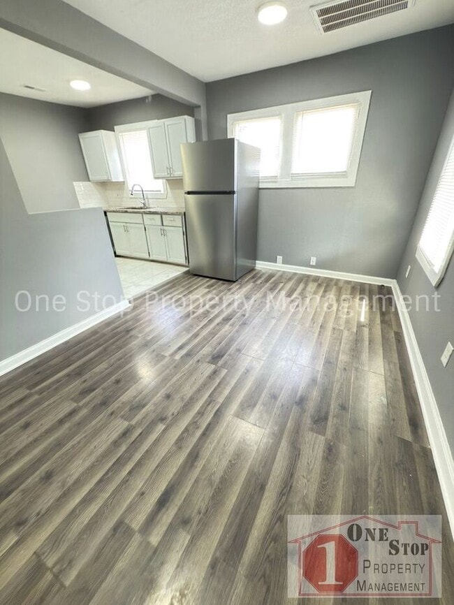 Building Photo - Beautiful 3 Bedroom 1 Bathroom Home in Kansas City!