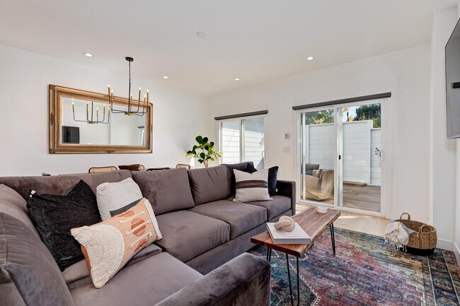 Foto del edificio - 8611 Rosewood Ave