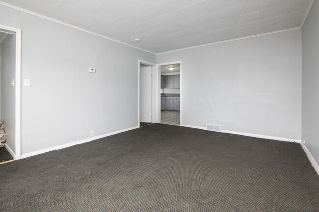 Building Photo - 1633 S 30th St - U2 &amp; U3