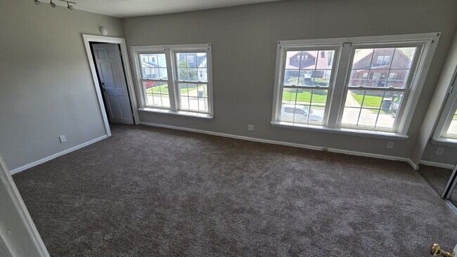 Building Photo - Flexible Layout - Upstairs Space Includes Air Conditioning!