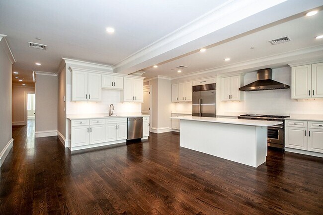 Foto del edificio - HOT BROOKLINE LISTING!!!!!