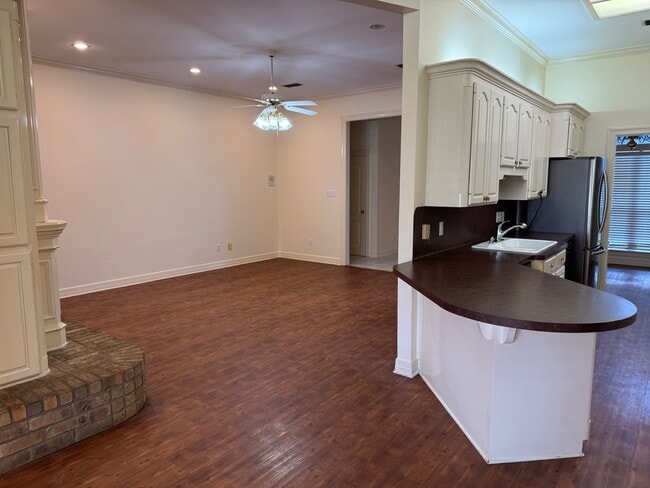 Sala de estar / Cocina - 1601 S Lexington Dr