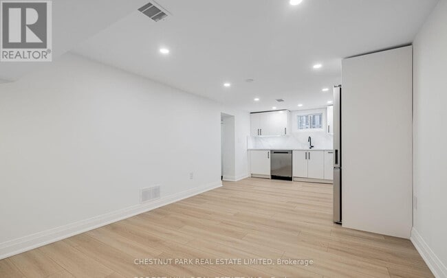 Building Photo - 562 Deloraine Ave