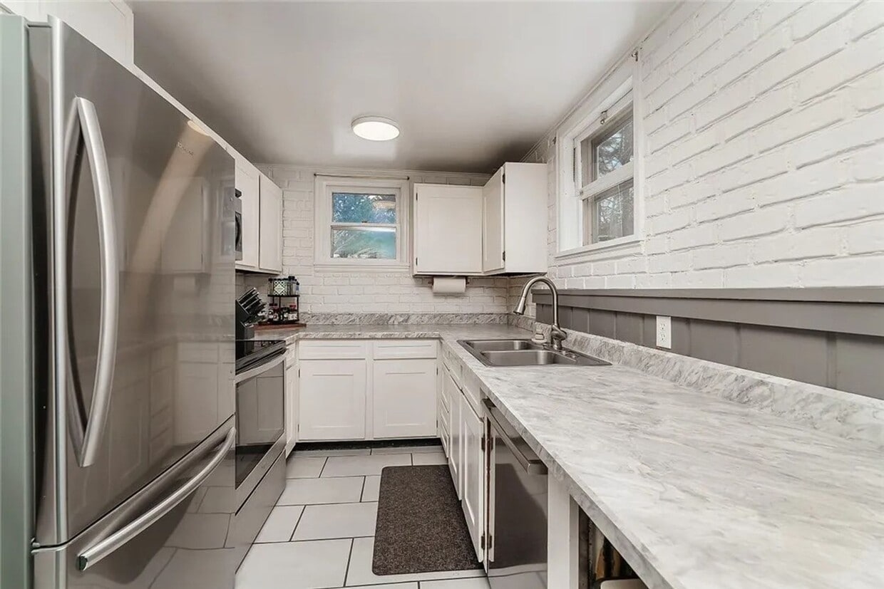 Building Photo - Gorgeous 4-Bedroom Home with Expansive Lan...
