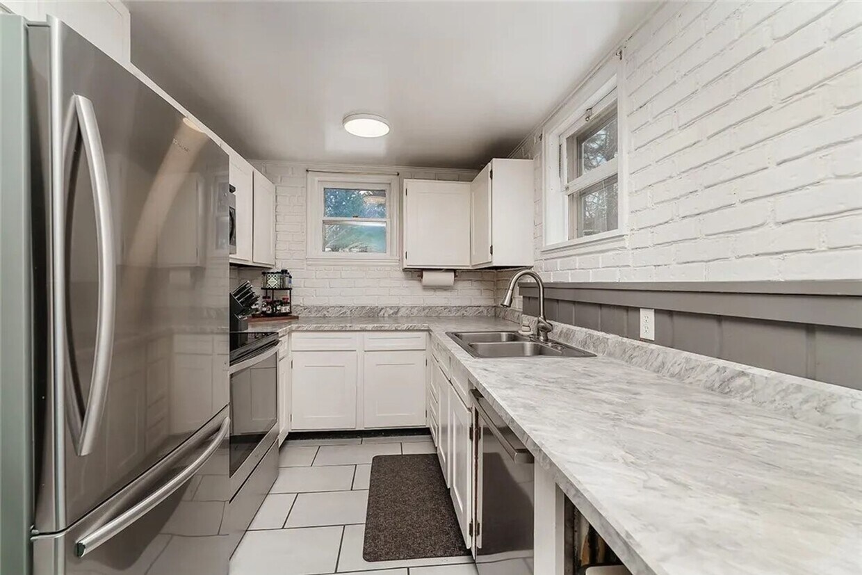 Foto del edificio - Gorgeous 4-Bedroom Home with Expansive Lan...