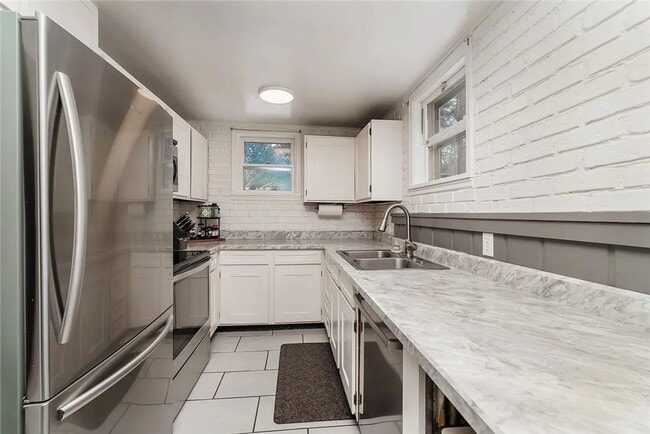 Foto del edificio - Gorgeous 4-Bedroom Home with Expansive Landscaped Yard & Off-Street Parking – Fully Furnished!