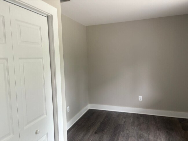 Foto del edificio - 302 S Camp Meade Rd