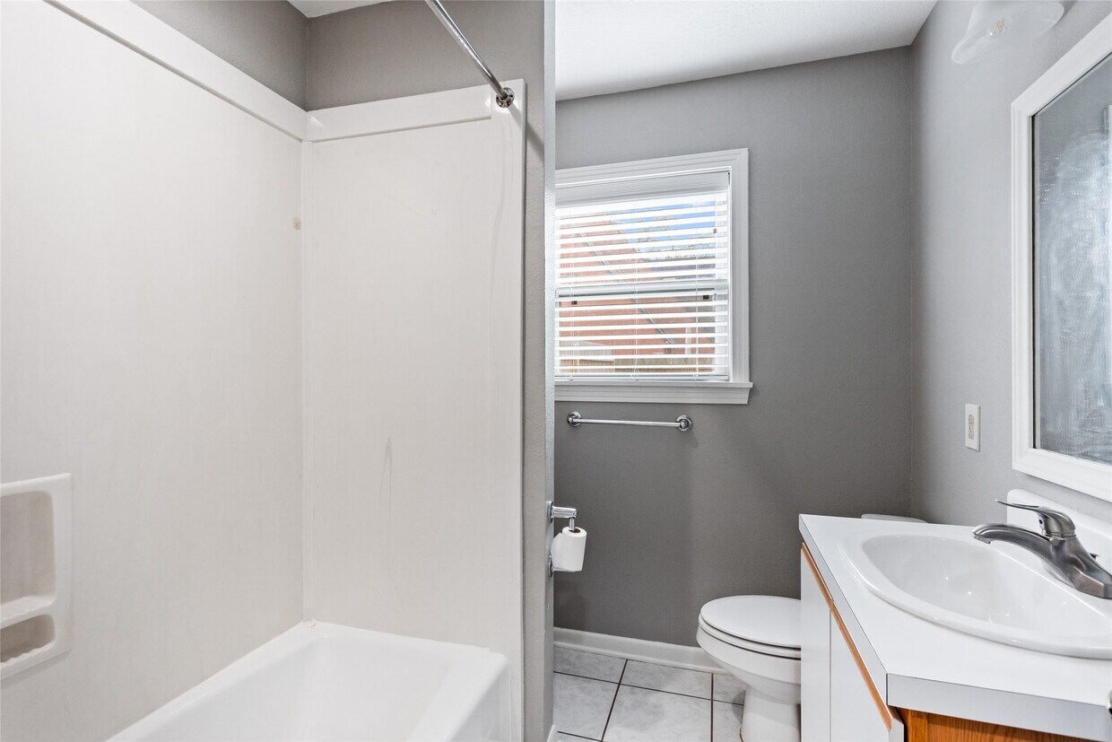 Building Photo - 302 S Hardie St